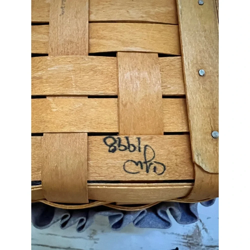 Longaberger features rectangular bottom